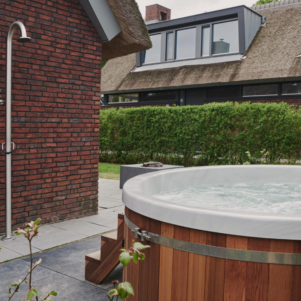 wellness tub Elektrische Hottub cedar wood schoorl