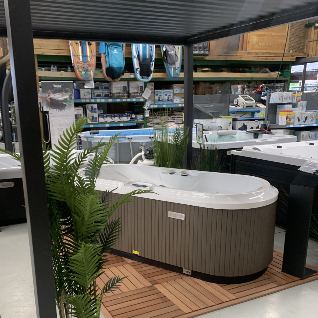 Wellness Tub bij Tuincentrum De Boet in Hoogwoud. Ontdek de Loveseat Spa en ervaar compacte wellness en ontspanning in je eigen tuin.
