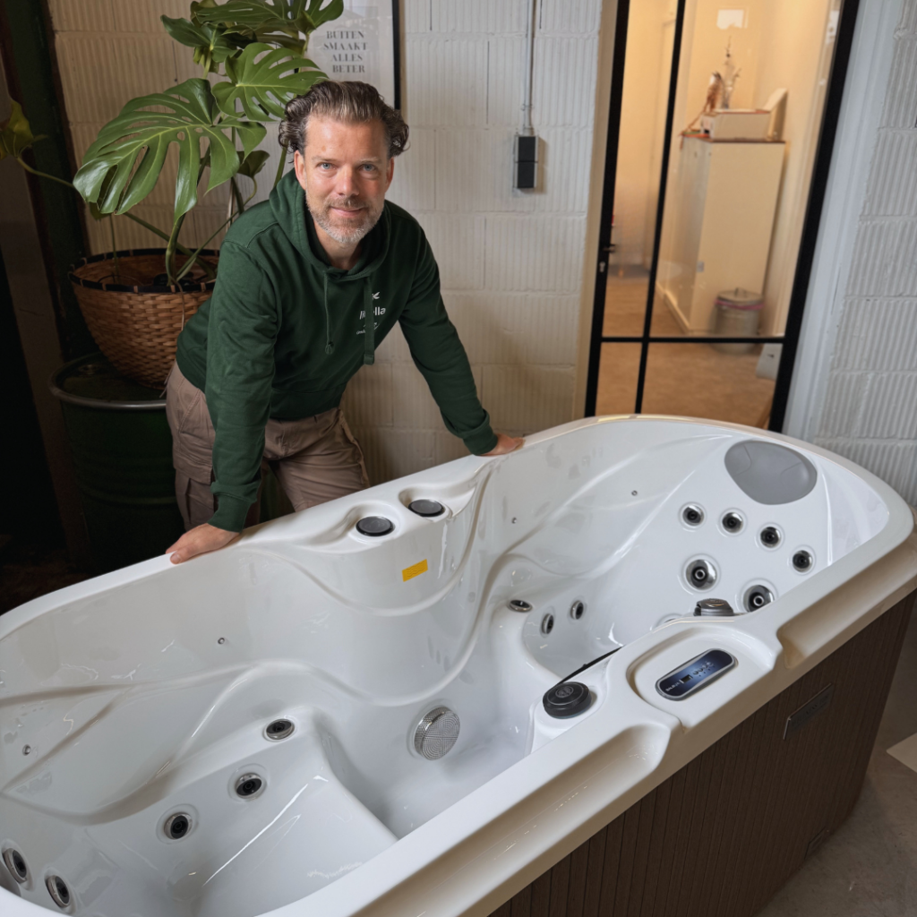 LOVESEAT SPA WELLNESS TUB Siebe de Vries