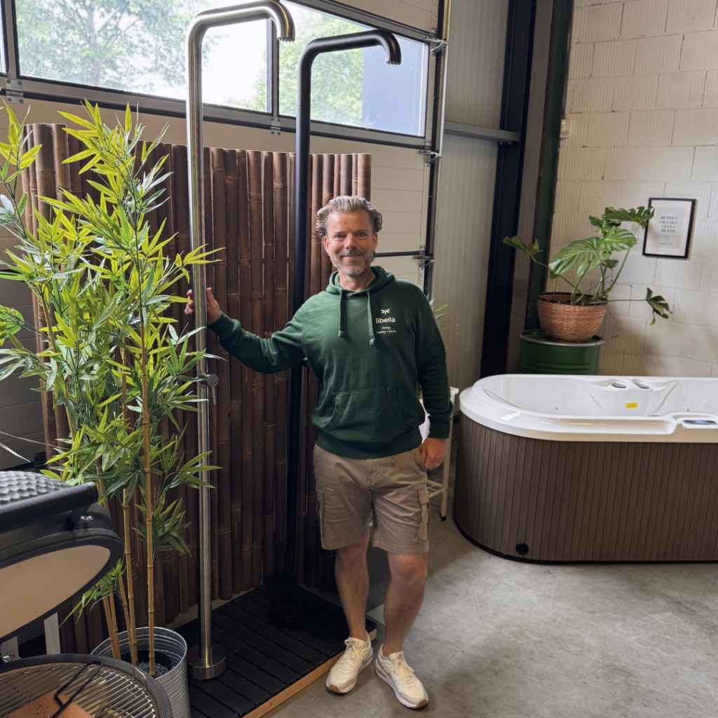 WELLNESS TUB Buitendouche FLOW RVS316L en loveseat Siebe de Vries Libella Welzijn