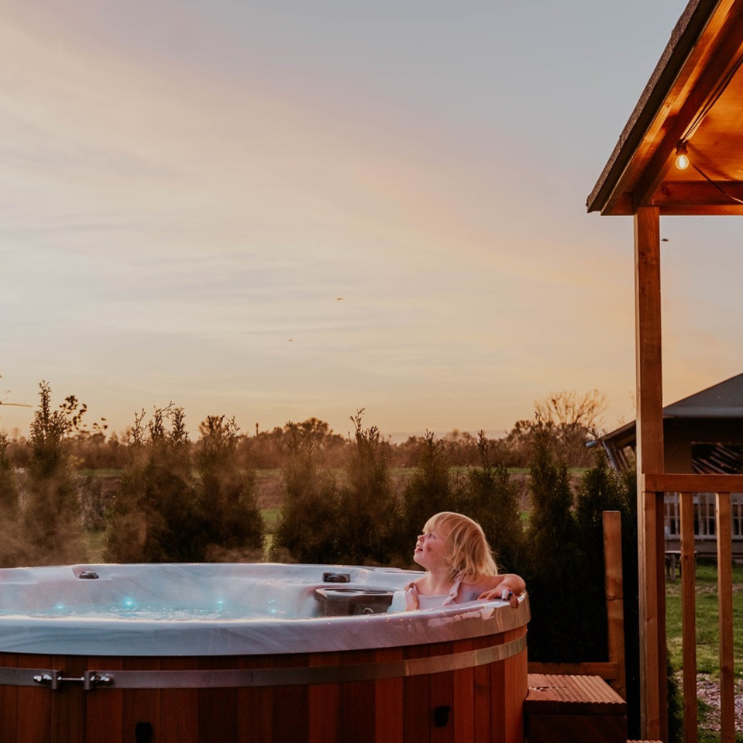 Elektrische hottub van Wellness Tub bij erfgoedpark de hoop Dutchen met meisje erin