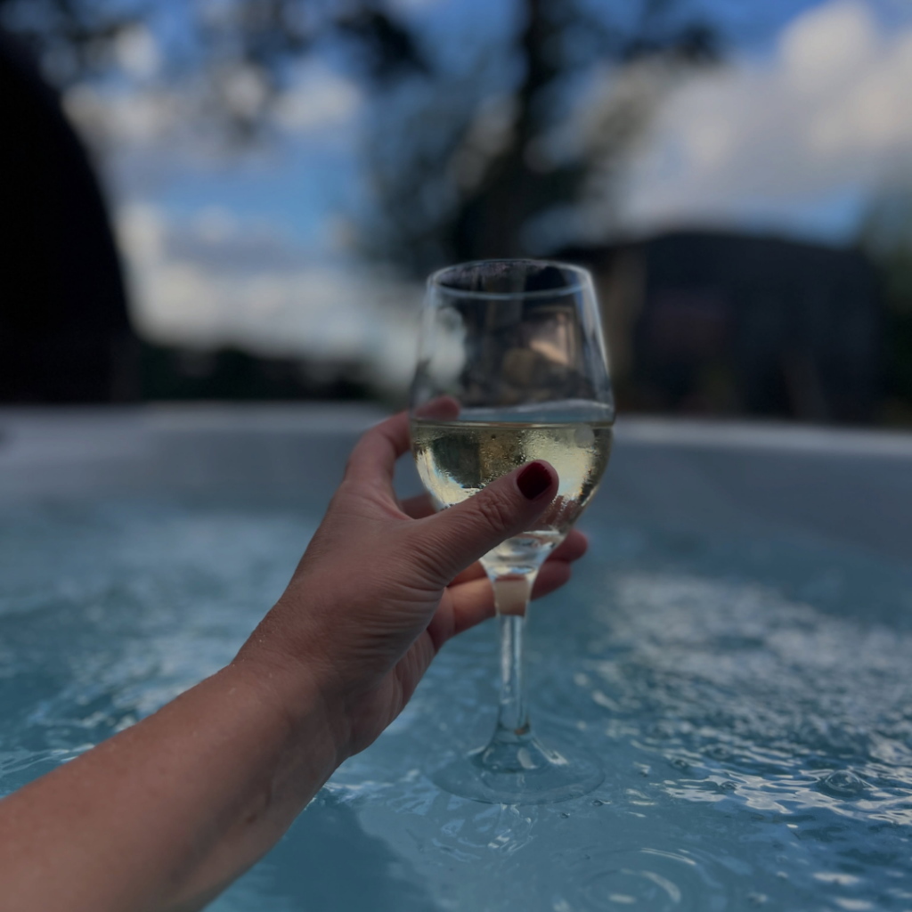 Wellness Tub Elektrische Hottub Canadian Red Cedar Wellness Tub white wine, Glamping vibes