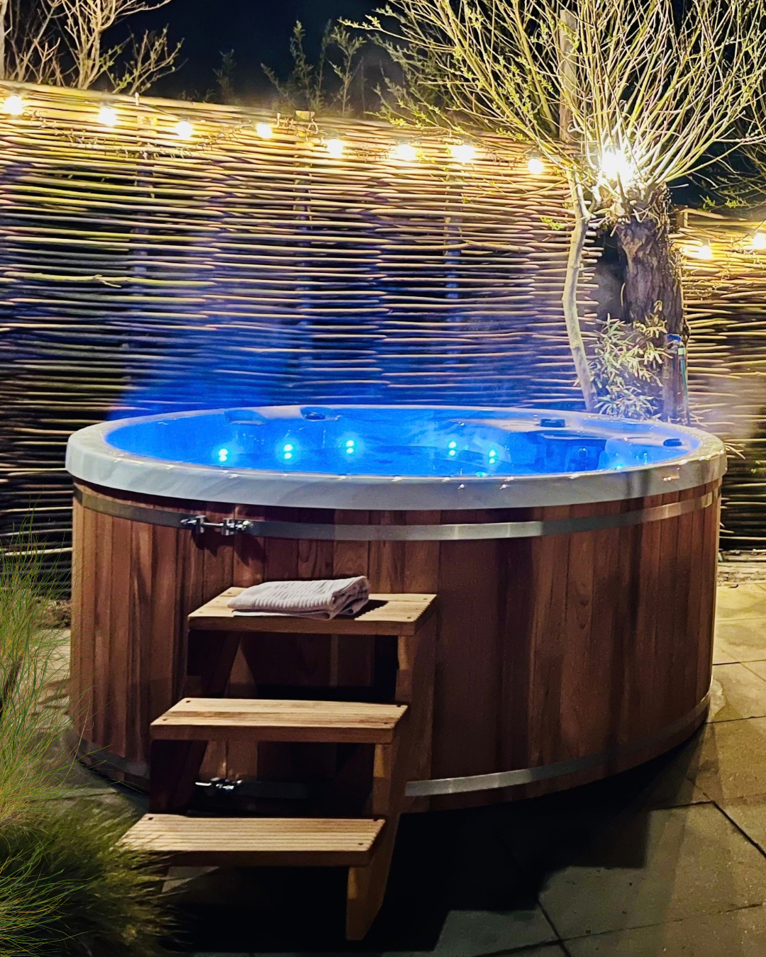 Sfeervol genieten in uw eigen elektrische hottub? Ontdek de Wellness Tub Canadian Red Cedar