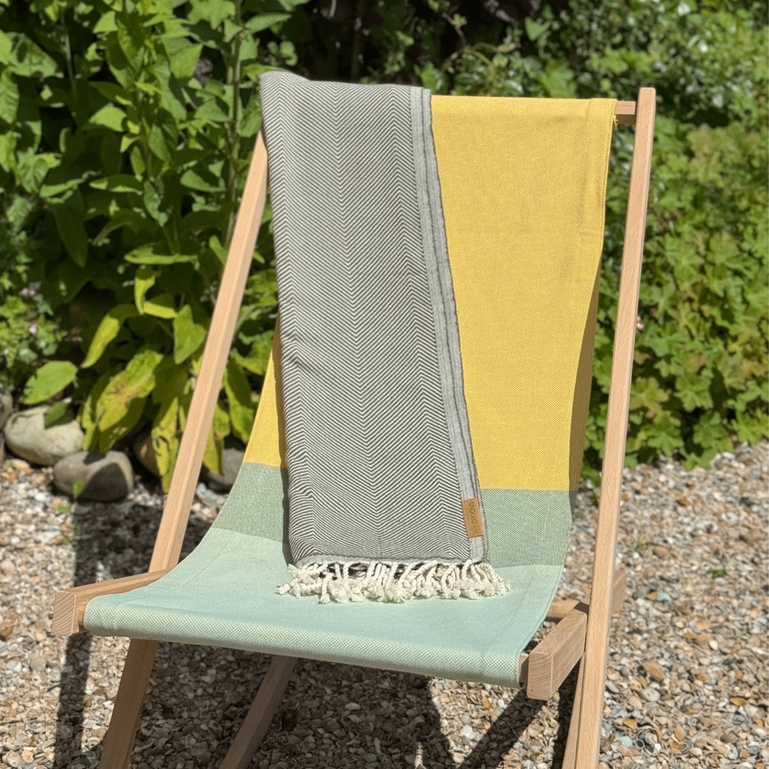 Hamamdoek Uni Oxious op een beach chair geel